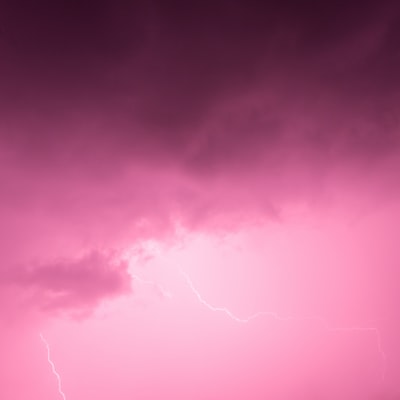粉红色的天空和闪电
